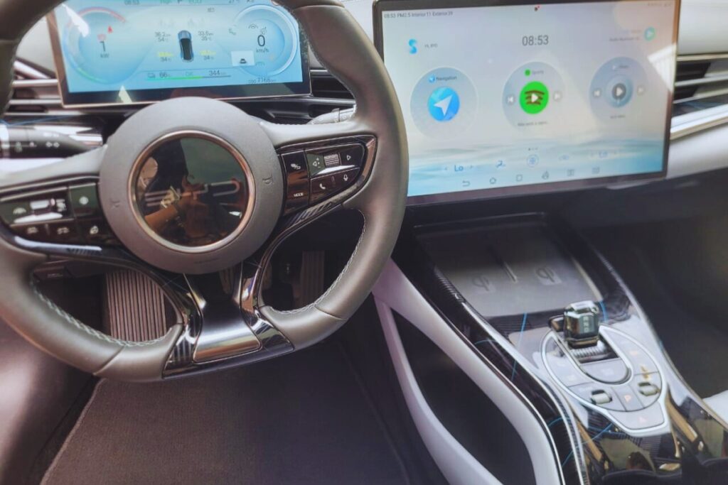O BYD Seal é muito mais do que um simples carro elétrico — ele é uma combinação de tecnologia de ponta, design sofisticado e sustentabilidade. Com uma autonomia impressionante, carregamento rápido, e uma série de recursos inteligentes, ele está preparado para liderar a próxima geração de veículos elétricos no Brasil. Se você está procurando um carro que ofereça performance, eficiência e um baixo impacto ambiental, o BYD Seal é uma escolha que definitivamente vale a pena considerar.