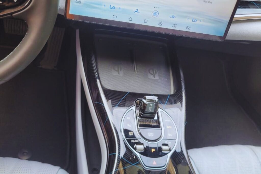 O BYD Seal é muito mais do que um simples carro elétrico — ele é uma combinação de tecnologia de ponta, design sofisticado e sustentabilidade. Com uma autonomia impressionante, carregamento rápido, e uma série de recursos inteligentes, ele está preparado para liderar a próxima geração de veículos elétricos no Brasil. Se você está procurando um carro que ofereça performance, eficiência e um baixo impacto ambiental, o BYD Seal é uma escolha que definitivamente vale a pena considerar.