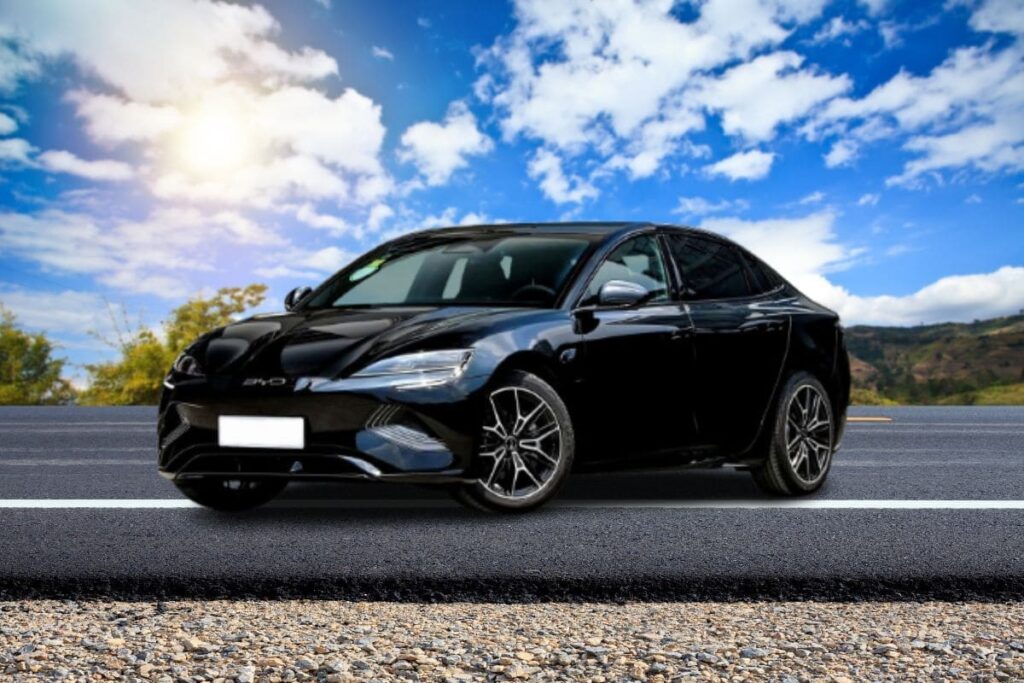 Quando o assunto é design, o BYD Seal 2025 não decepciona. Este sedã apresenta uma estética futurista, com linhas arrojadas e uma frente que exala elegância. A grade frontal ampla e as luzes LED finas e afiladas criam uma presença marcante, enquanto as rodas de aro 19 com design sofisticado completam o visual esportivo.