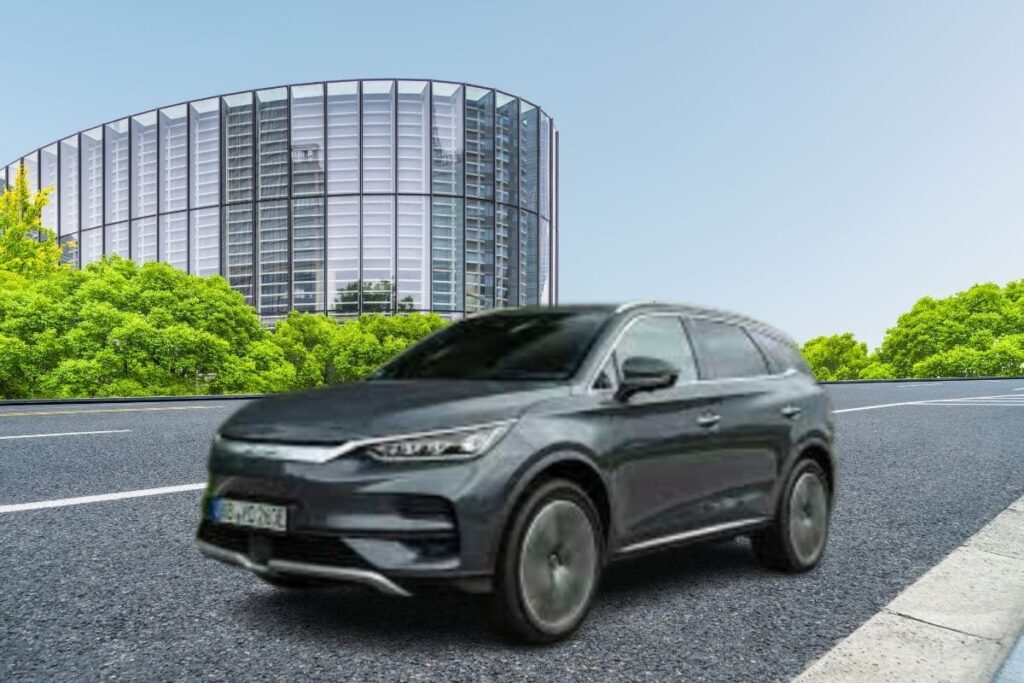 A BYD também tem investido fortemente em tecnologia embarcada. Seus veículos vêm equipados com sistemas inteligentes que incluem:
Assistente de condução semiautônoma
Controle de cruzeiro adaptativo
Sistemas de permanência em faixa
Reconhecimento de sinais de trânsito
Monitoramento de pontos cegos