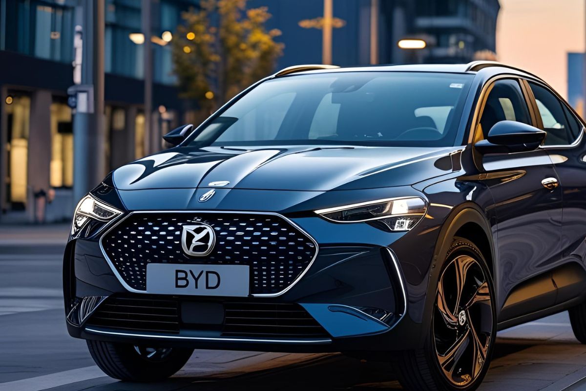 SUV elétrico BYD preto com design moderno e faróis acesos em ambiente urbano ao entardecer