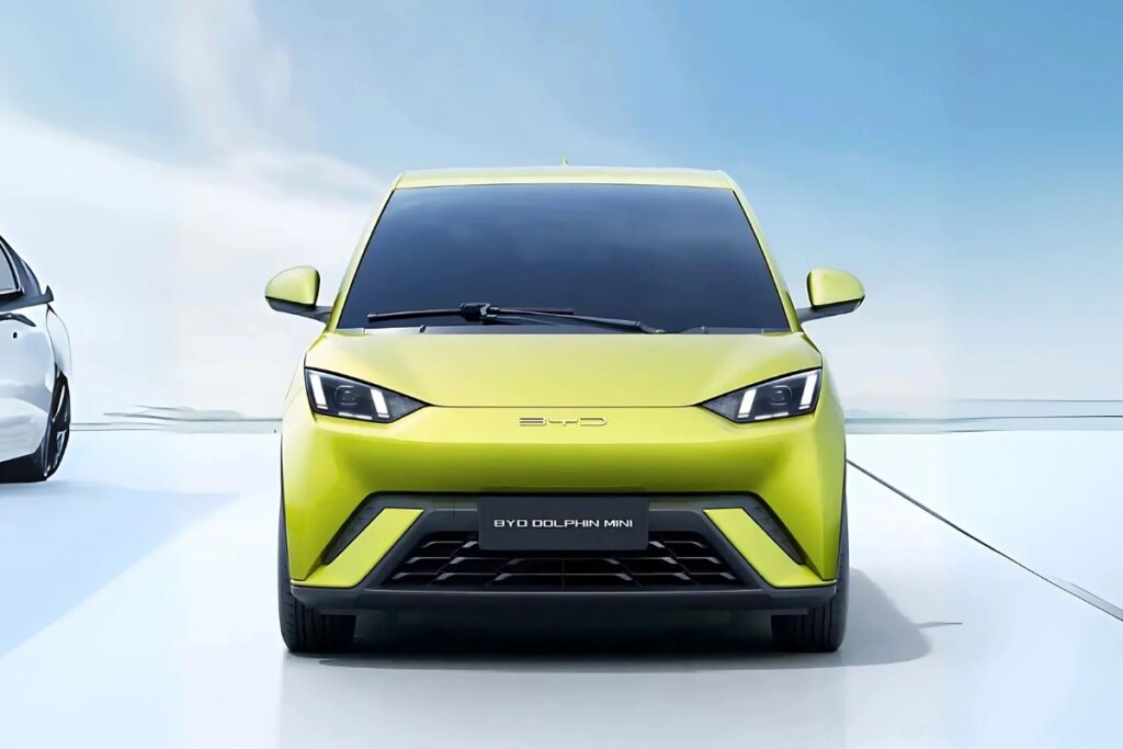 Carro elétrico BYD Dolphin Mini na cor amarela visto de frente