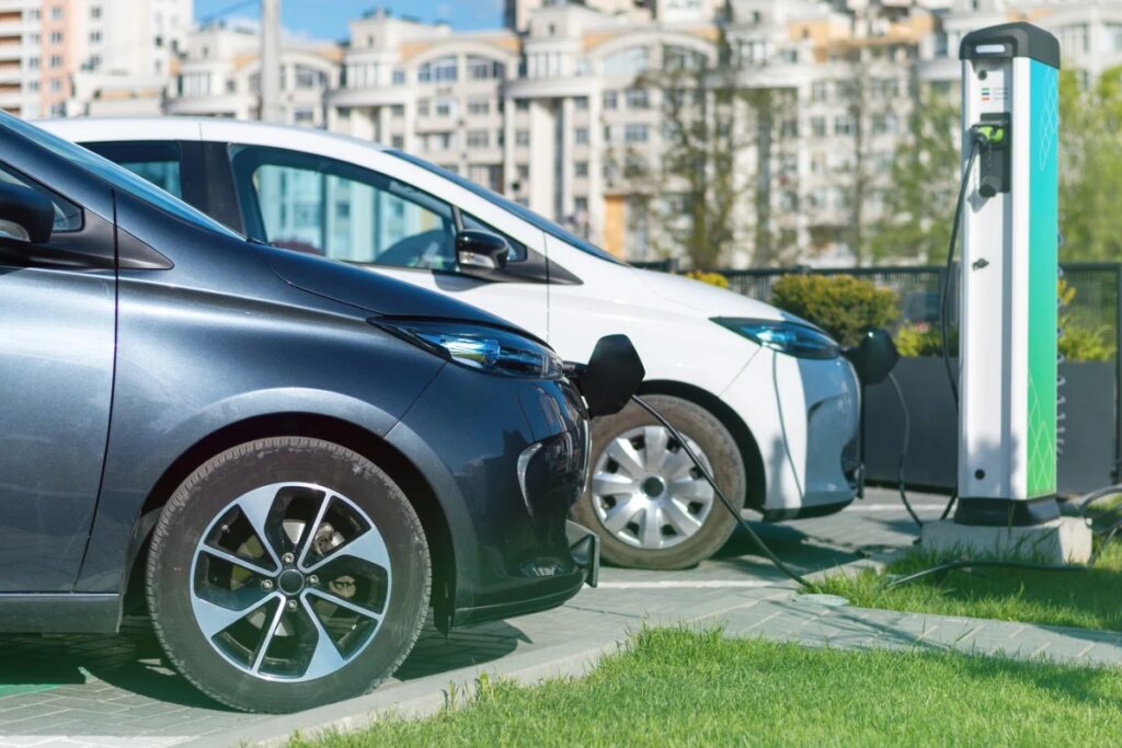  Carros elétricos sendo carregados em estação de recarga