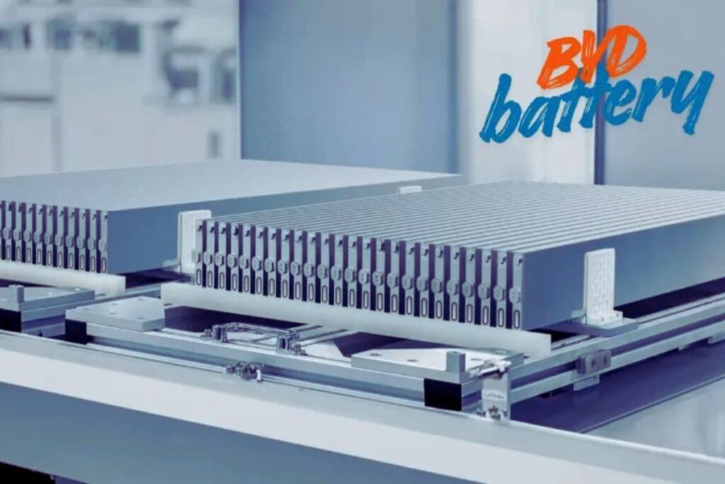 Fileiras de células Blade Battery de fosfato de ferro-lítio (LFP) organizadas em uma linha de montagem industrial.