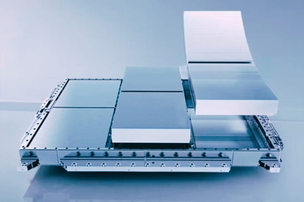 Visão detalhada de um pack de Blade Battery mostrando os módulos de células finas e alongadas encaixadas de forma compacta.