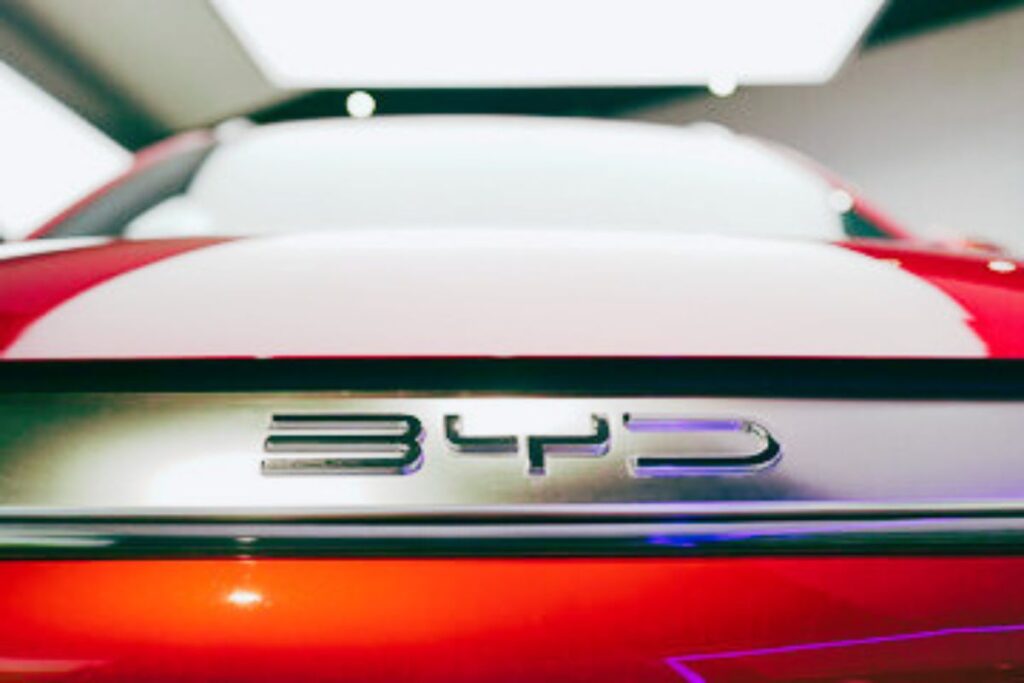 Logotipo metálico da BYD na parte frontal de um veículo equipado com bateria de fosfato de ferro-lítio.